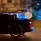 Influencer é preso após ser flagrado fazendo sexo na traseira de uma caminhonete em movimento