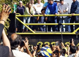 de-tornozeleira,-bolsonaro-participa-de-motociata-em-brasilia